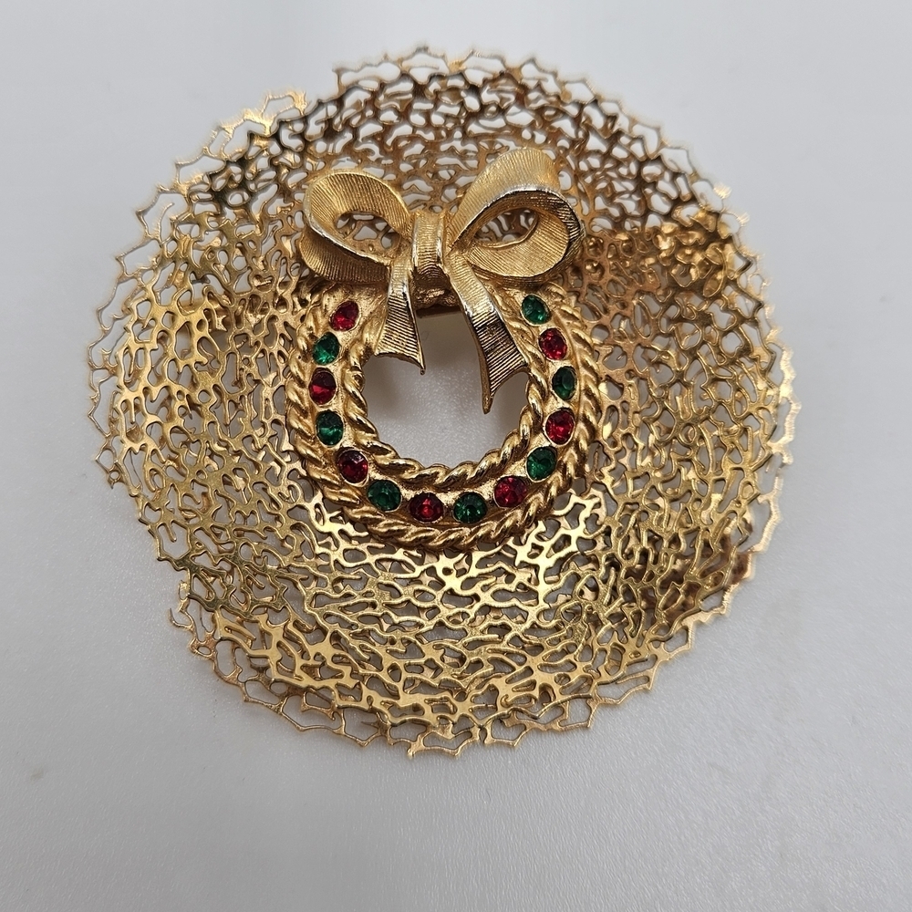 VINTAGE Gold Tone Filigree Rhinestone Christmas Holiday Wreath Brooch Pin MCM